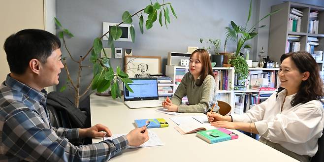 안지선 대표가 지난 10일 서울 강남구 ‘몽스북’ 사무실에서 한정덕 대표, 김경민 과장과 회의를 하고 있다. '몽스북'은 초기부터 마케팅 전문회사와 협업해 좋은 성과를 내고 있다. 왼쪽부터 한 대표, 김 과장, 안 대표.