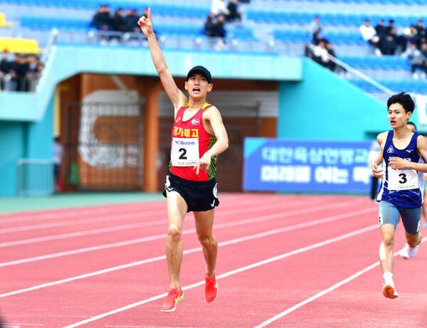 15일 경북 예천스타디움에서 열린 제54회 춘계 전국중·고육상대회 남고부 1천500m에서 우승을 차지한 오준석(경기체고)이 결승선에 골인하며 세리머니를 펼치고 있다. 경기체고 제공