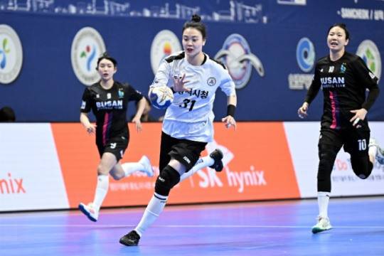 신한SOL페이 24 25 핸드볼 H리그 여자부 신한카드 3라운드 MVP로 선정된 삼척시청 김보은이 속공 드리볼하고 있다