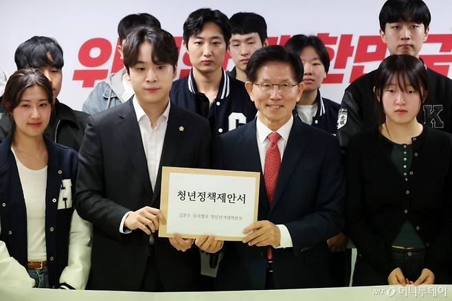 제21대 대통령 선거 출마를 선언한 김문수(앞줄 오른쪽 두 번째) 전 고용노동부 장관이 15일 오전 서울 여의도 대하빌딩 경선 캠프에서 열린 청년·대학생들의 지지 선언 기자회견에서 최인호 캠프 상근부대변인으로부터 청년정책제안서를 받은 뒤 기념촬영하고 있다. /사진=뉴시스