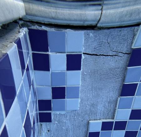 연간 회원권이 850만원에 달하는 한 5성급 호텔이 수영장 부실 관리 의혹에 휩싸였다. 26층에 위치한 수영장 내부 타일이 깨져 있고 내부 벽면이 부풀어 오른 사진이 온라인 상에 퍼지며 "무너지는 것 아니냐"는 불안감이 조성된건데 호텔 측은 "문제 없다"는 입장이다/사진=온라인 커뮤니티