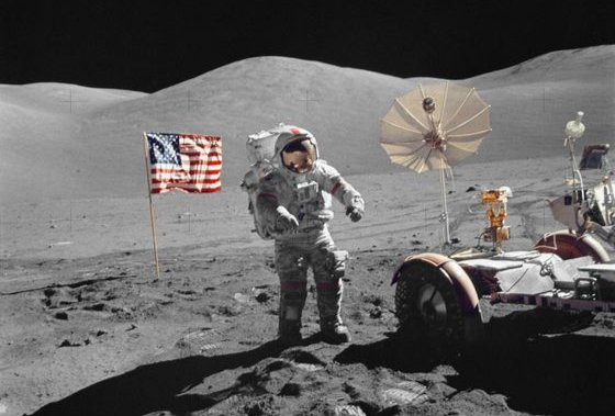 미국항공우주국(NASA)의 우주비행사가 1972년 12월 아폴로 17호 임무를 통해 달 탐사하는 모습. 아폴로 17호는 인류가 진행한 마지막 달 탐사 임무다. 이 임무를 이어 받아 아르테미스 프로그램이 가동되고 있다. 아르테미스 프로그램은 2027년 중반까지 여성 우주비행사 등을 달에 착륙시키는 것을 목표하는 임무다. / 사진=미국항공우주국(NASA)