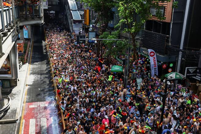 태국이 '송크란' 명절을 맞아 후끈후끈 열기를 더하고 있다. 사진은 지난 13일(현지시각) 태국 방콕에서 새해를 맞이하는 송크란 명절을 맞아 시민들과 관광객들이 물놀이를 하고 있는 모습. /사진=로이터