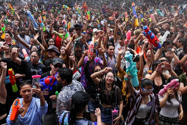 송끄란 축제가 열린 이틀 동안 태국에선 교통사고로 100명이 사망했다. 사진은 지난 13일(현지시각) 태국 방콕에서 열린 송끄란 축제 모습. /사진=로이터