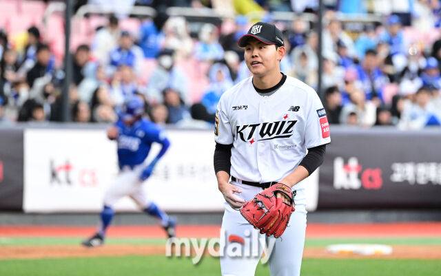 2025년 4월 13일 오후 경기도 수원KT위즈파크 진행된 '2025 신한 SOL뱅크 KBO 리그' 삼성 라이온즈와 KT 위즈의 경기. KT 선발투수 소형준이 5이닝 1실점 투구를 마친 뒤 더그아웃으로 들어가고 있다./마이데일리