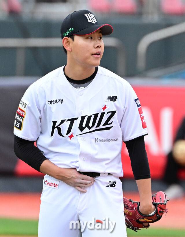 2025년 4월 13일 오후 경기도 수원KT위즈파크 진행된 '2025 신한 SOL뱅크 KBO 리그' 삼성 라이온즈와 KT 위즈의 경기. KT 선발투수 소형준이 1회초 삼성 선두타자 이재현에게 볼넷을 내준 뒤 아쉬워하고 있다./마이데일리