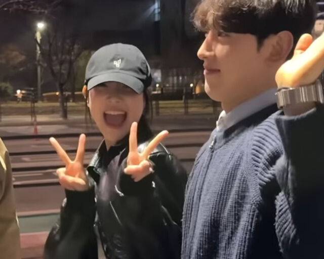 김아영이 친오빠와 'SNL'을 보기 위해 줄을 서고 있다. / 유튜브 '아영세상' 캡처