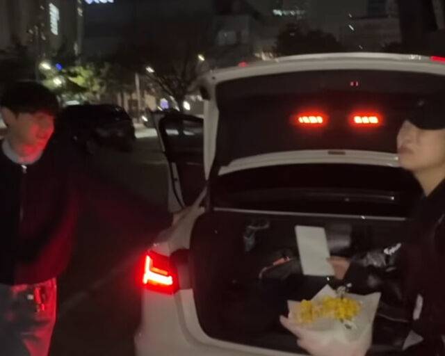 김아영에게 친오빠가 서프라이즈 이벤트를 열어줘 눈길을 끌고 있다. / 유튜브 '아영세상' 캡처