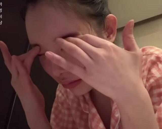 김아영이 오빠가 써준 편지를 읽으며 눈물을 흘리고 있다. / 유튜브 '아영세상' 캡처