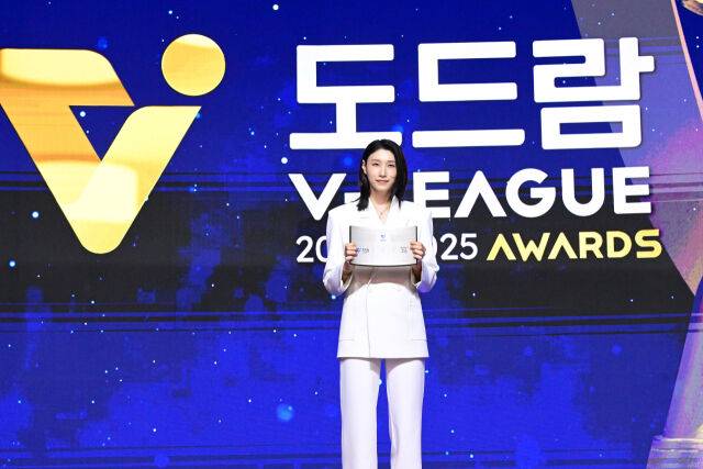 김연경이 '2024~2025 프로배구 여자부' MVP에 선정된 뒤 포즈를 취하고 있다. / 한국배구연맹 (KOVO)