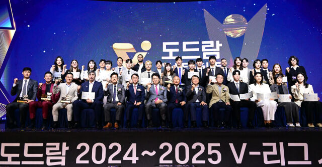 '2024~2025 도드람 V리그 시상식'에 참석하 수상자들과 관계자들이 기념촬영을 하고 있다, / 한국배구연맹 (KOVO)