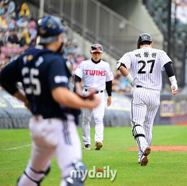 LG 박동원이 두산 김유성의 투구에 맞은 뒤 3루로 뛰고 있다 / 잠실 = 유진형 기자 zolong@mydaily.co.kr