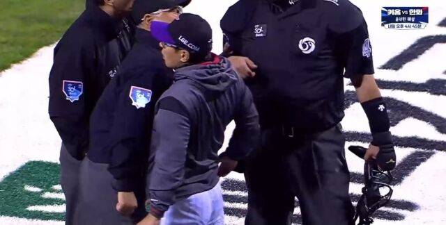 LG 트윈스 염경엽 감독이 심판에 배치기를 하고 있다./KBSN스포츠 중계화면 캡처