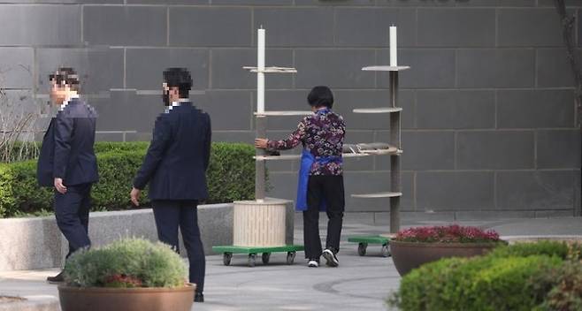 윤석열 전 대통령이 서울 한남동 관저를 떠나 서초동 집으로 거처를 옮기는 것으로 알려진 11일 서초구 사저 아크로비스타에서 관계자가 캣타워를 옮기고 있는 모습. 연합뉴스