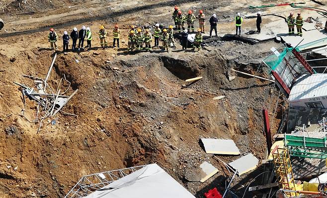 붕괴 사고가 발생한 경기도 광명시 신안산선 지하터널 공사 현장에서 15일 구조대원들이 현장을 살펴보고 있다. [연합]