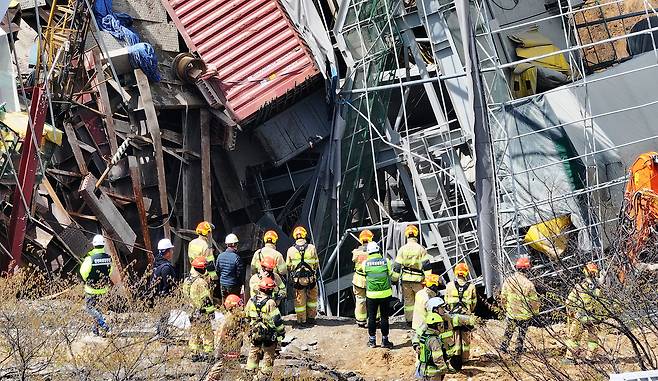 붕괴 사고가 발생한 경기도 광명시 신안산선 지하터널 공사 현장에서 15일 구조대원들이 현장을 살펴보고 있다. [연합]