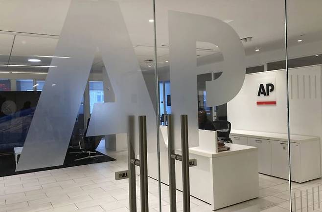 [AP/뉴시스] AP 통신사 뉴욕 사무실 정문에 AP 통신사 로고가 새겨져 있다. 2025.04.09. *재판매 및 DB 금지