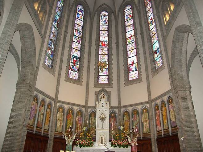 [서울=뉴시스] '14사도화'와 '로사리오(묵주기도) 15단 유리화' (사진=천주교 서울대교구 제공) 2025.04.14. photo@newsis.com *재판매 및 DB 금지