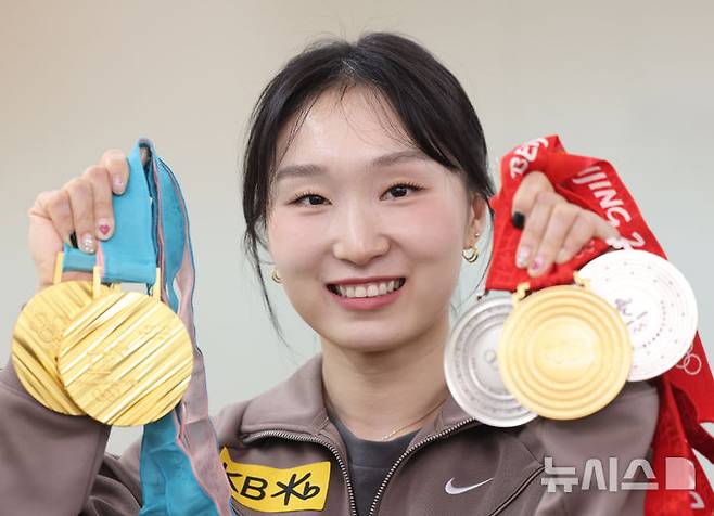 [서울=뉴시스] 김금보 기자 = 쇼트트랙 간판 최민정이 14일 서울 강남구 올댓스포츠에서 뉴시스와 인터뷰에 앞서 올림픽 메달을 들고 촬영하고 있다. 2025.04.15. kgb@newsis.com