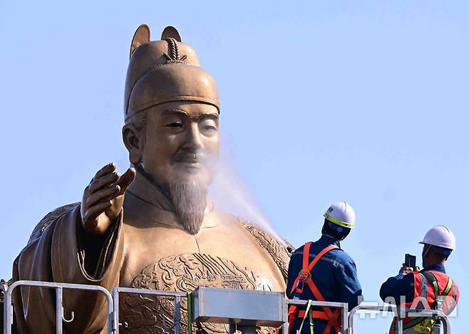 [서울=뉴시스] 김근수 기자 = 15일 서울 종로구 광화문광장에서 관계자들이 세종대왕 동상을 세척하고 있다. 서울시는 이날부터 16일 오후 6시까지 이틀에 걸쳐 광화문광장 내 세종대왕 동상과 이순신 장군 동상 세척 작업을 실시한다. (공동취재) 2025.04.15. photo@newsis.com