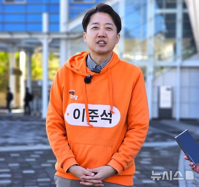 [포항=뉴시스] 송종욱 기자 = 이준석 개혁신당 의원이 15일 상경에 앞서 포항역에서 열린 브리핑에서 '포항의 러스트 벨트(Rust Belt) 지역에 데이터센터 유치' 등을 설명하고 있다. 2025.04.15. sjw@newsis.com