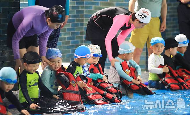 [제주=뉴시스] 우장호 기자 = 세월호 참사 11주기를 하루 앞둔 15일 오후 제주시 과원로의 한 실내 수영장에서 해오름어린이집 원아 만3~5세 어린이들이 제주해양경찰서 소속 대원들에게 생존수영을 배우고 있다. 2025.04.15. woo1223@newsis.com