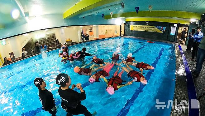 [제주=뉴시스] 우장호 기자 = 세월호 참사 11주기를 하루 앞둔 15일 오후 제주시 과원로의 한 실내 수영장에서 해오름어린이집 원아 만3~5세 어린이들이 제주해양경찰서 소속 대원들에게 생존수영을 배우고 있다. 2025.04.15. woo1223@newsis.com