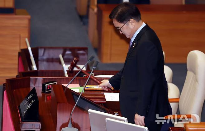 [서울=뉴시스] 조성봉 기자 = 우원식 국회의장이 15일 서울 여의도 국회에서 열린 제424회 국회(임시회) 제3차 본회의에서 헌법재판소 재판관 이완규, 함상훈 지명 철회 촉구 결의안(위원회안) 가결을 선언하며 의사봉을 두드리고 있다. 2025.04.15. suncho21@newsis.com