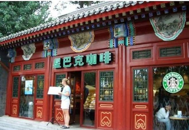 [서울=뉴시스] ﻿﻿미중 무역전쟁이 격화되는 가운데 중국 최대 전자상거래업체 알리바바가 스타벅스 중국 지분 인수를 위한 입찰에 적극 나서고 있다는 설이 확산됐다. 중국 스타벅스 매장의 모습. 2025.04.15 *재판매 및 DB 금지