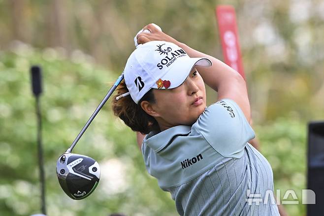 [파타야=AP/뉴시스] 고진영이 20일(현지 시간) 태국 파타야 촌부리의 시암 컨트리클럽 올드코스에서 열린 미국여자프로골프(LPGA) 혼다 LPGA 타일랜드 첫날 1번 홀에서 티샷하고 있다. 2025.02.20.