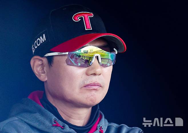 [서울=뉴시스] 김명년 기자 = 23일 오후 서울 송파구 잠실야구장에서 열린 프로야구 2025 KBO리그 롯데 자이언츠 대 LG 트윈스의 경기, LG 염경엽 감독이 경기를 지켜보고 있다. 2025.03.23. kmn@newsis.com
