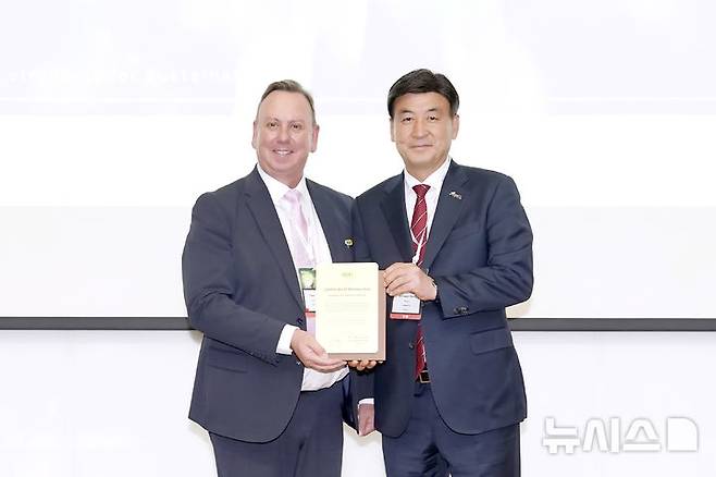 [광주(경기)=뉴시스] 광주시가 이클레이에 가입해 인증서를 전달받고 있다. (사진=광주시 제공) 2025.04.15.photo@newsis.com