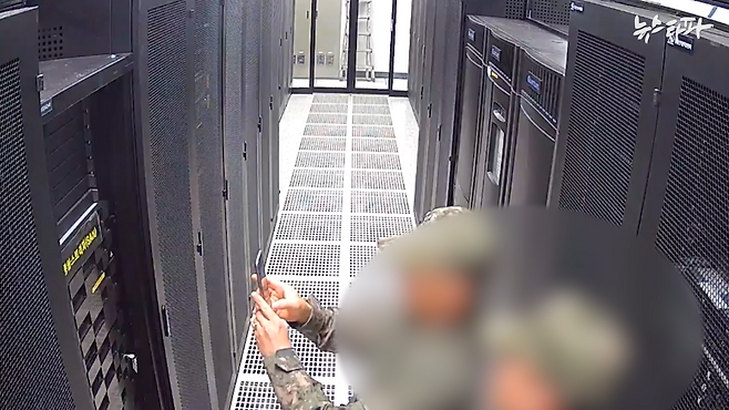 지난 해 12월 3일 밤 과천 중앙선관위 청사로 진입한 정보사 '선발대' 병력이 중앙선관위 서버 설비를 촬영하고 있다. 중앙선관위 CCTV