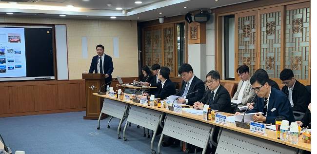 전남도는 지난 14일 나주시청에서 핵융합 기술 및 정책 전문가, 기업, 연구기관 등 산학연 관계자가 참석한 가운데 '전남형 핵융합산업 생태계 조성을 위한 전문가 회의'를 개최했다. 전남도 제공