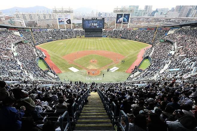 프로야구 LG가 15일 삼성과 홈 경기 등 올해 11번의 홈 경기에서 10번이나 매진하는 흥행 열풍을 이어갔다. 연합뉴스