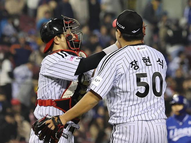 15일 서울 잠실야구장에서 열린 프로야구 삼성 라이온즈와 LG 트윈스의 경기에서 3 대 0으로 승리한 LG 투수 장현식과 포수 박동원이 하이파이브하고 있다. 연합뉴스