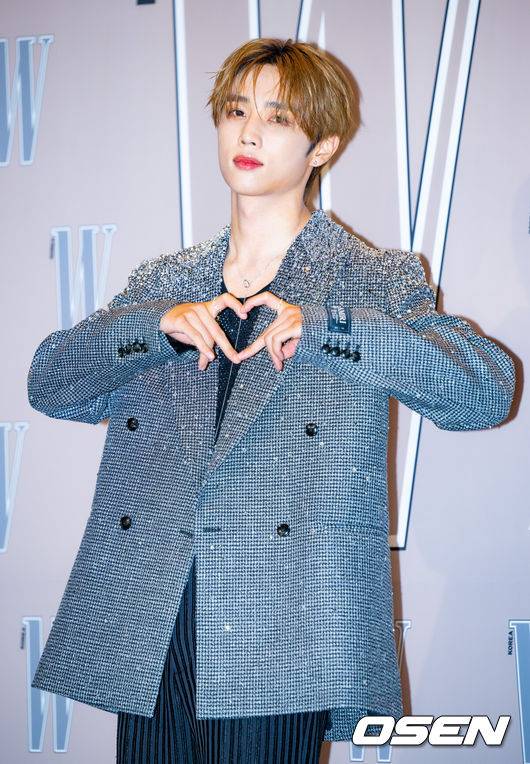 [OSEN=민경훈 기자] 14일 오후 서울 종로구 포시즌스 호텔 서울 그랜드볼룸에서 제19회&nbsp;유방암&nbsp;인식 향상 캠페인 자선 행사 포토월이 진행됐다.유방암 인식 향상 및 기념하기 위해 매년 열리는 이 자선 파티에는 수많은 연예인 셀럽들이 참석해 자리를 빛냈다.더보이즈 선우가 포토타임을 갖고 있다. 2024.10.14 / rumi@osen.co.kr