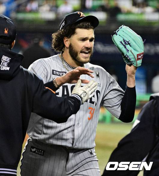 [OSEN=잠실, 지형준 기자] 6회말 2사에서 한화 폰세가 두산 오명진을 2루 땅볼로 처리하며 포효하고 있다. 2025.04.09 / jpnews@osen.co.kr