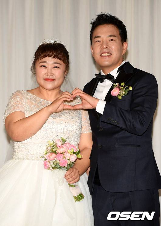 [OSEN=민경훈 기자] 17일 오후 서울시 서초구 더 리버사이드호텔에서 진행된 개그맨 홍윤화-김민기 결혼 기자간담회 행사에서 홍윤화와 김민기가 포토타임을 갖고 있다. / rumi@osen.co.kr