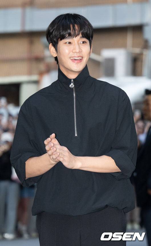 [OSEN=김성락 기자] 27일 오후 서울 영등포구 여의도의 한 음식점에서 tvN 토일드라마 ‘눈물의 여왕’ 종방연 행사가 열렸다. 드라마 ‘눈물의 여왕’은 '눈물의 여왕'은 21.6%의 시청률을 기록하며 큰 사랑을 받았다. 배우 김수현이 취재진을 향해 포즈를 취하고 있다. 2024.04.27 / ksl0919@osen.co.kr