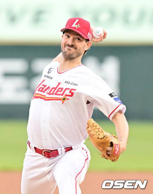 [OSEN=인천, 김성락 기자] 15일 오후 SSG 랜더스 필드에서 ‘2025 신한 SOL BANK KBO리그’ SSG 랜더스와 한화 이글스의 경기가 열렸다.이날 SSG는 앤더슨을, 한화는 폰세를 선발투수로 내세웠다. 1회초 SSG 선발 앤더슨이 마운드에 올라 힘차게 공을 뿌리고 있다. 2025.04.15 / ksl0919@osen.co.kr