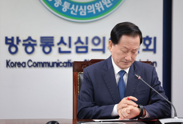 ▲류희림 방송통신심의위원회 위원장이 30일 오전 서울 양천구 방송통신심의위원회에서 최근 딥페이크 성적 허위영상물 문제로 불거진 텔레그램 불법유해정보 확산과 관련해 텔레그램 측과 협의한 결과를 발표하기에 앞서 시계를 보고 있다. ⓒ연합뉴스