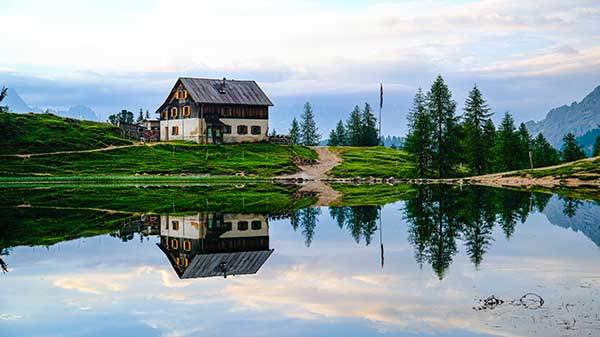 호수 반영이 예쁜 크로다호수산장.