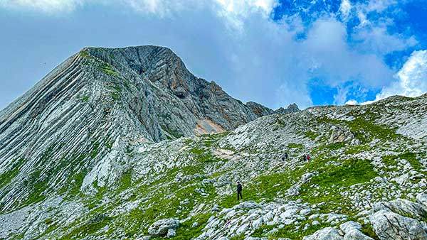 힘겹게 소라 포노고개를 넘어서면 빗살무늬 삼각형 산인 지코벨이 곁에 있다.