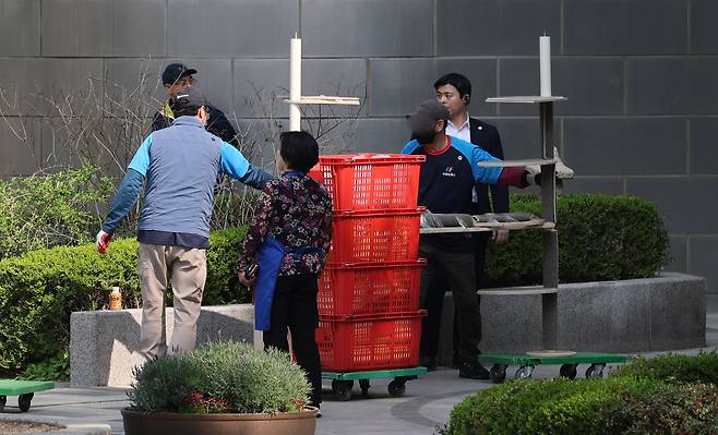 지난 11일 윤석열 전 대통령 사저인 서울 서초구 아크로비스타에 윤 전 대통령의 이삿짐이 옮겨지고 있다. 뉴스1