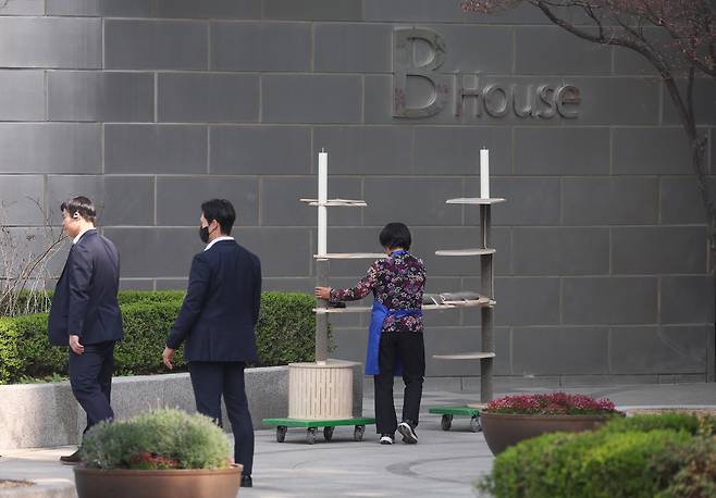 윤석열 전 대통령이 한남동 관저를 떠나 서초동 사저로 거처를 옮기는 것으로 알려진 지난 11일 서울 서초구 사저 아크로비스타에서 관계자가 캣타워를 옮기고 있다. 연합뉴스