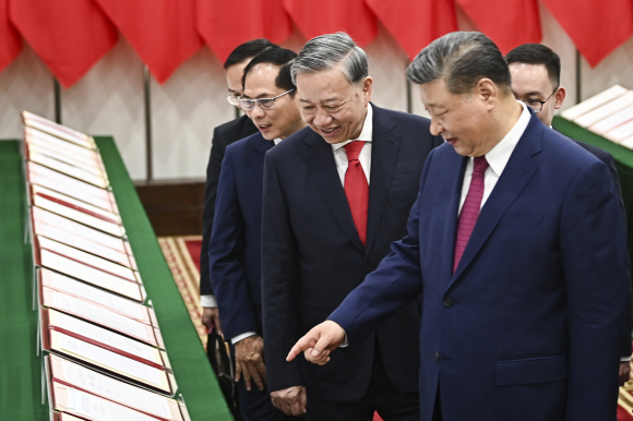 시진핑(오른쪽) 중국 국가 주석과 또 람(왼쪽 세번째) 베트남 국가 주석이 14일 양국 간에 체결된 45개의 협정을 검토하고 있다. 하노이 AFP 연합뉴스