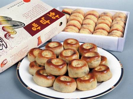 황남빵. 경북 경주의 대표 특산품인 ‘황남빵’은 오는 17일 대구 군위군과  ‘군위지역 특화작목(팥) 육성을 위한 업무협약’을 체결하고 앞으로 군위 농가와 계약 재배된 팥 전량 수매에 나선다.  황남빵 제공