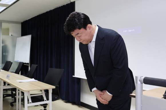 백종원, 고개 숙여 사과 - 백종원 더본코리아 대표가 28일 서울 서초구 스페이스쉐어 강남역센터에서 열린 첫 정기 주주총회에서 주주들을 향해 사과하고 있다. 2025.3.28 연합뉴스