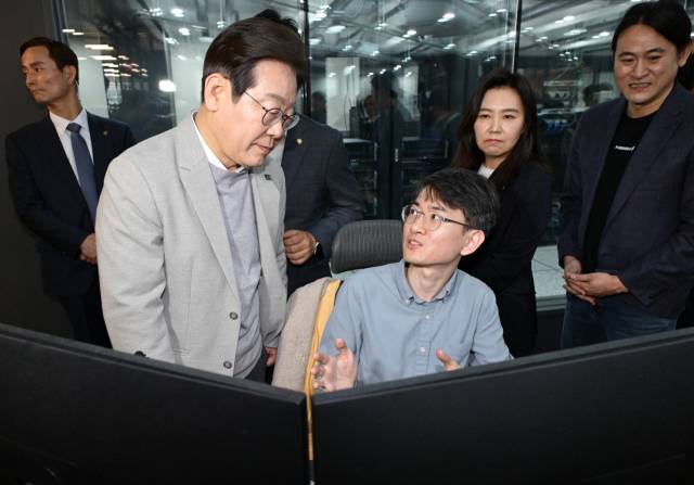 이재명 전 더불어민주당 대표가 14일 서울 강남구 퓨리오사AI에서 한 직원의 설명을 듣고 있다. 성형주 기자